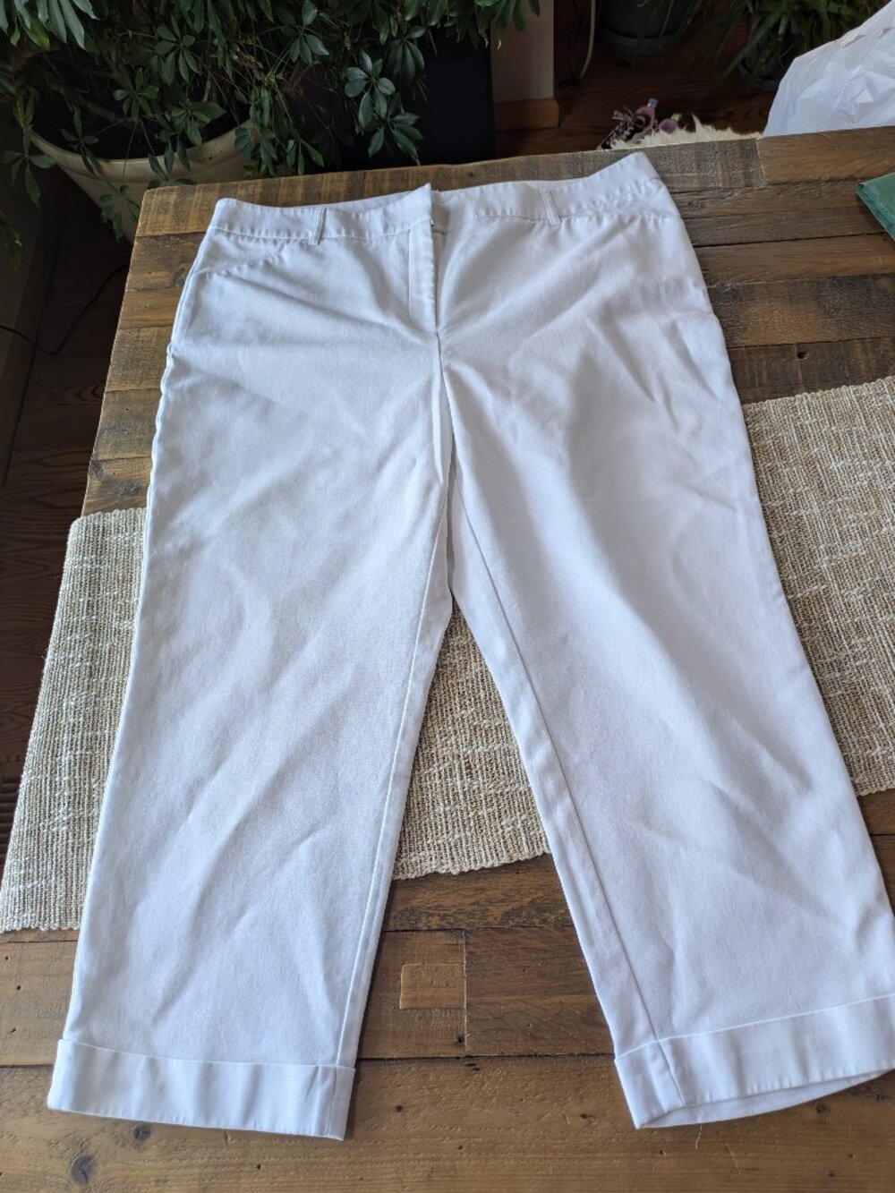 chicos so slimming white crop pants zipper clasp button size 3 flat front #686